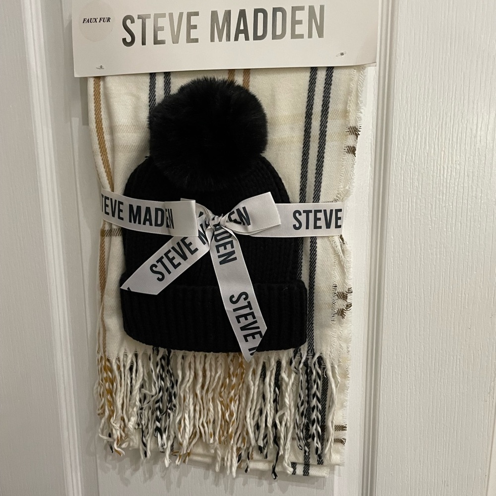 Steve‎ Madden Hat and Scarf